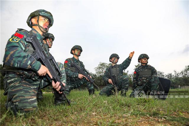 图为官兵制定作战计划.广西新闻网通讯员 徐世立 董兴余 摄