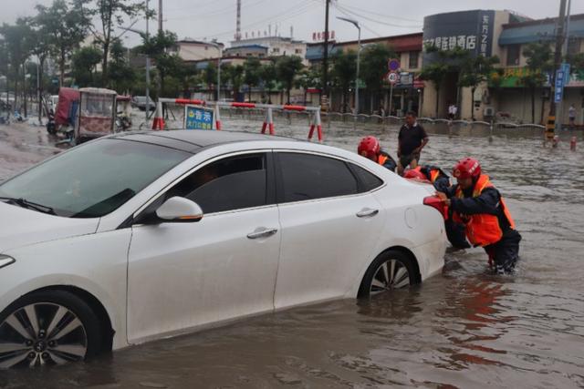 河南商丘:暴雨骤降北关医院门口多车被淹 睢阳消防全力营救确保就诊