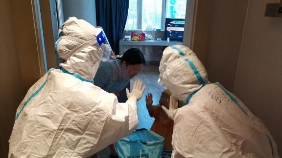 酒店隔离中迎来妈妈生日,门外的惊喜乐坏了娃