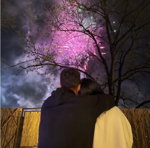 林峯搂张馨月看烟花获妻子表白:属于你我的烟花