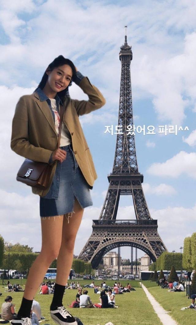 最时尚金雪炫私服造型穿黄色v领吊带大秀好身材尽显甜美可人气息