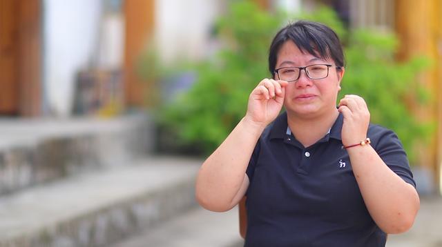 她只会说苗语,精神又有障碍,所以,杨宁一有空就会去看望她,帮她