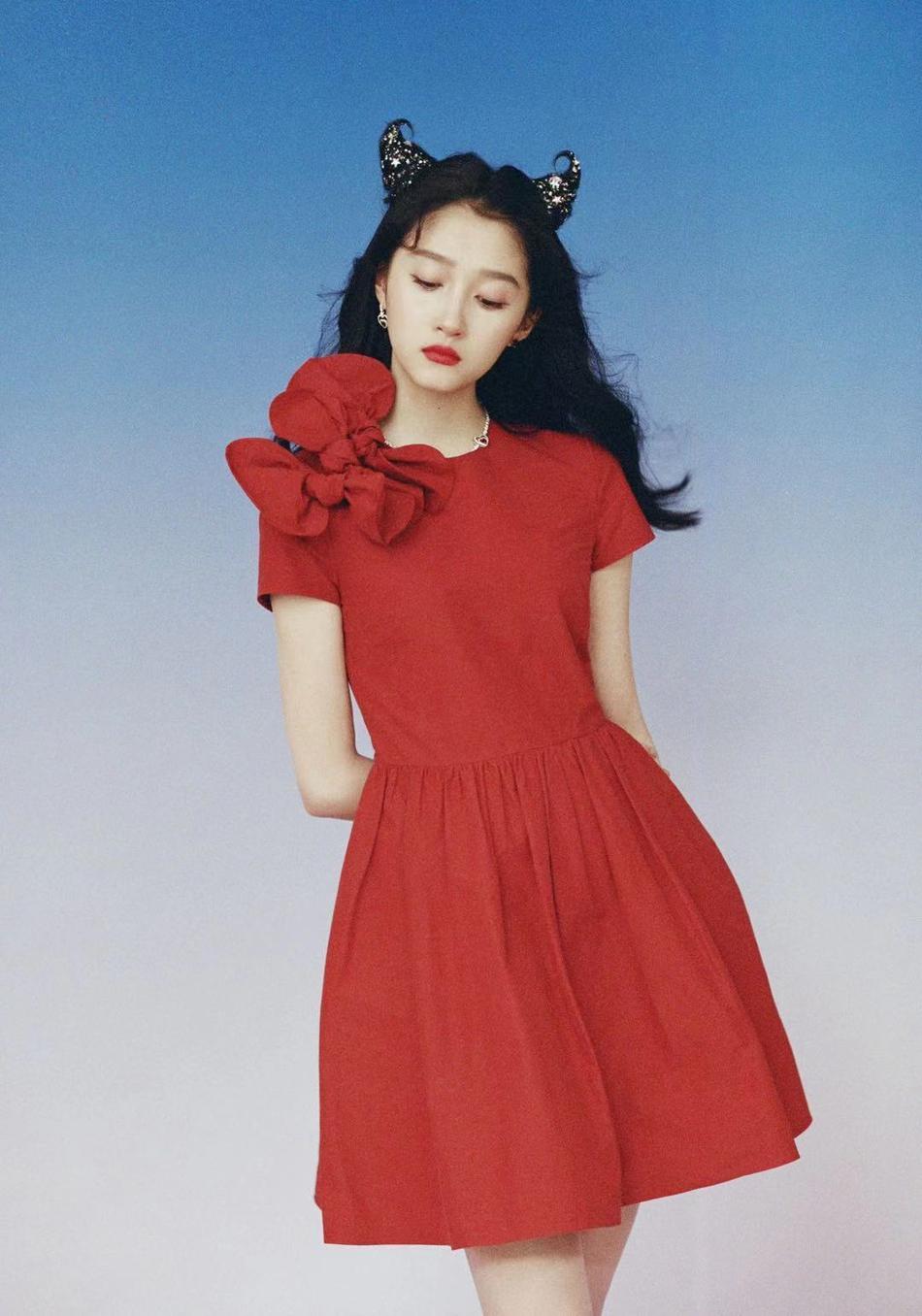 关晓彤牛角辫造型 甜美俏皮