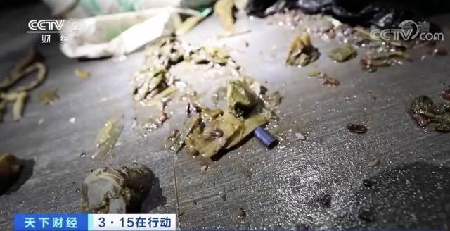 酸菜生产车间下班整理是常态存放环境恶劣酸菜叶子已发烂发臭