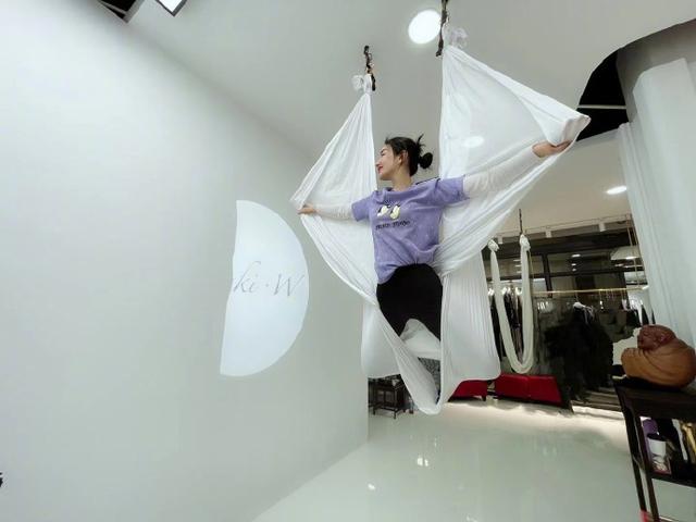 黄奕晒图秀惊人柔韧性 凭一根绸缎倒立劈叉