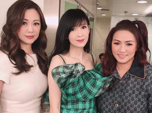 周慧敏穿绿色格子吊带裙与好友合影 皮肤水嫩白皙