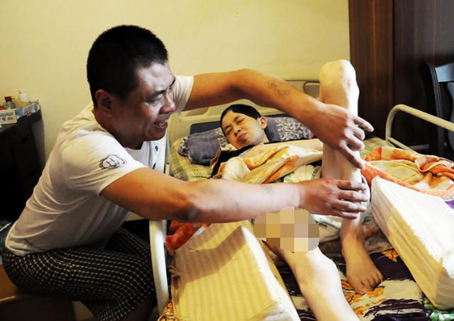 男子照顾植物人老婆13年,花光上百万家产,今穿老婆衣裳度日