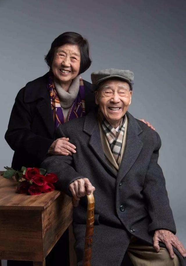 许渊冲和夫人合影