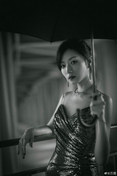 万茜穿吊带长裙拍大片 黑白港风妩媚中带飒