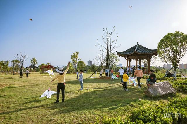 市民们趁着好春光在公园里健身,休闲,娱乐(央广网发 许红 摄)