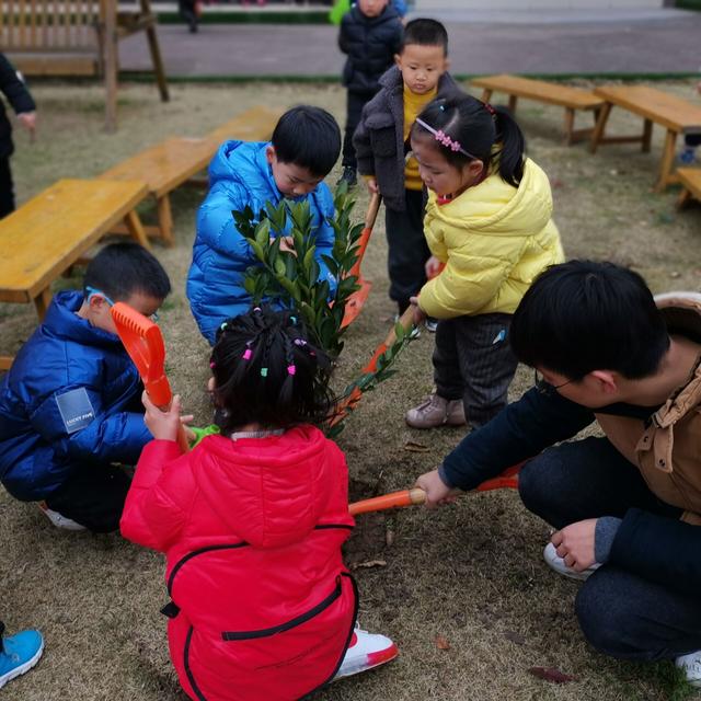 動手栽下一棵樹,孩子們不僅體驗到了勞動的樂趣,更在他們幼小的心中種