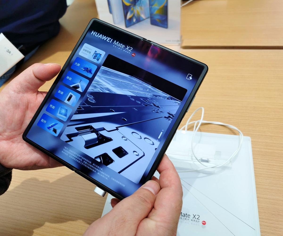 上海南京东路|华为新一代折叠屏手机mate x2现场实拍 2021年4月2日