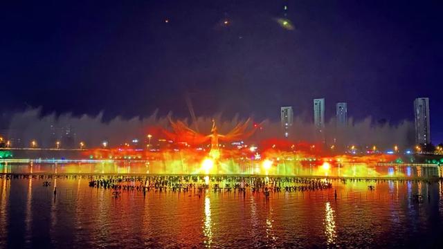 这是  襄垣县大型音乐喷泉 《光影襄垣·水韵东湖》