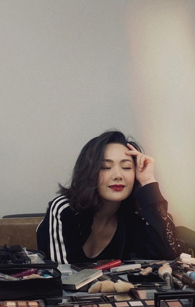 「时尚探究社」13年婚姻之后:程莉莎火辣造型风情万种,老公郭晓冬却