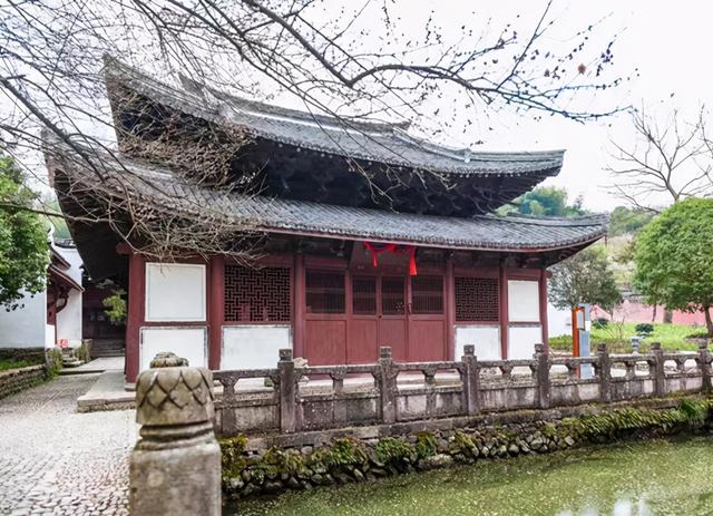 (延福寺中央大殿正门外景)