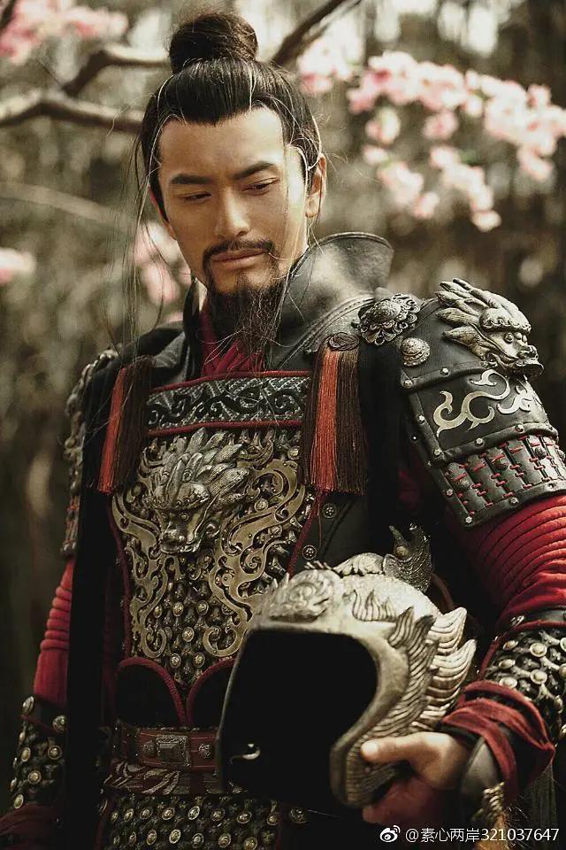 有胡子的黄晓明和没胡子的黄晓明,你们觉得哪种风格更合适?