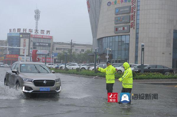 大雨倾城!临清交警—风雨中的守路人