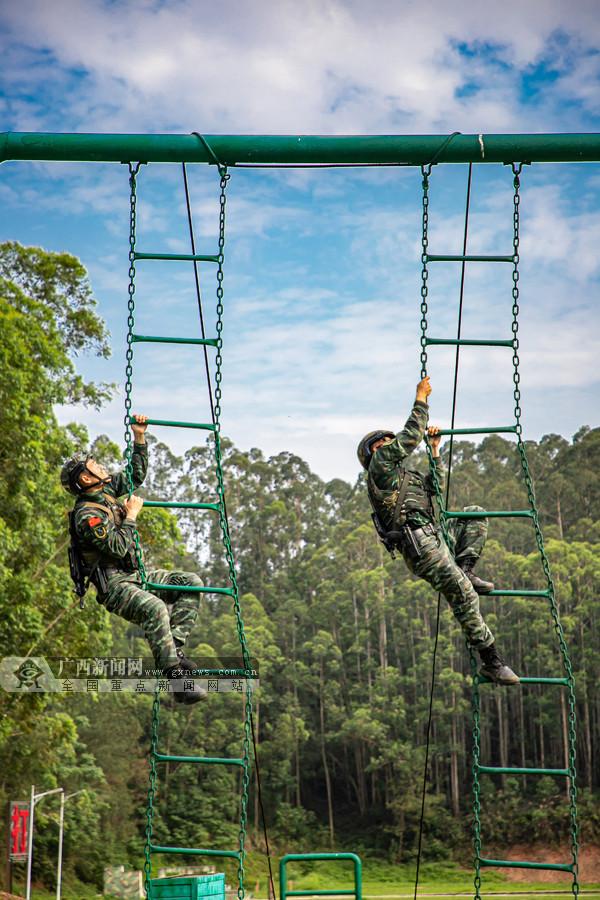 兩名武警官兵正在進行攀登訓練. 廣西新聞網通訊員 劉明 陳鑫 供圖