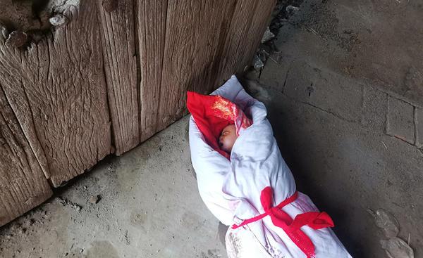 刚出生婴儿被丢弃 庆幸!被发现后已送医治疗