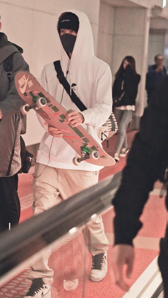 王一博抵达东京,白色卫衣搭配毛线帽,不愧是滑板男孩