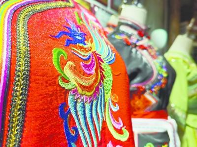 根衣针,几缕彩线,一把剪刀,一个老式熨斗,这些就是制作畲族服饰的工具