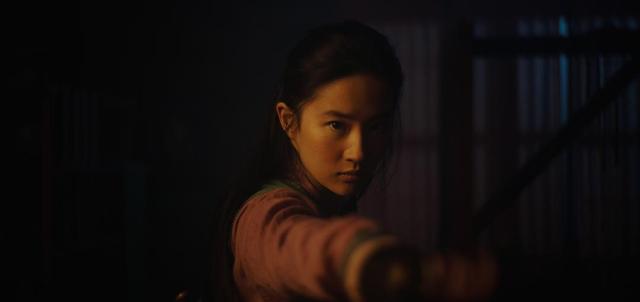 「超级宝妈」再刷《花木兰》预告片，看清人生真相：哪有什么躺赢，全靠咬牙死磕