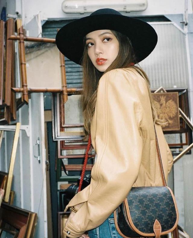 第五大道▲泰国美女lisa真像芭比,黑色v领短上衣配牛仔裤秀小蛮腰,超