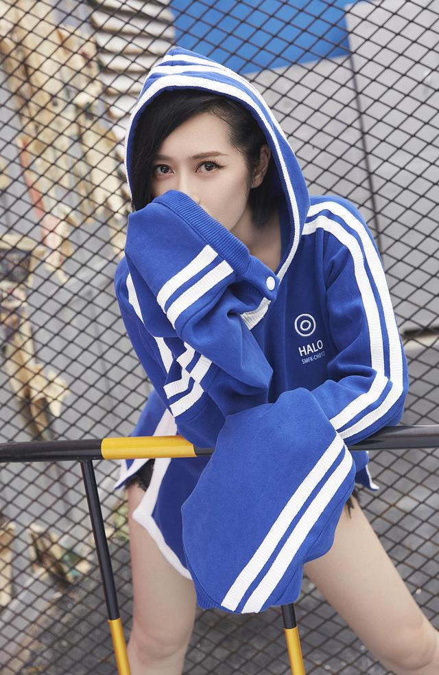 43岁的余男依然少女感十足,身穿蓝色卫衣配牛仔裤,年轻20岁不止