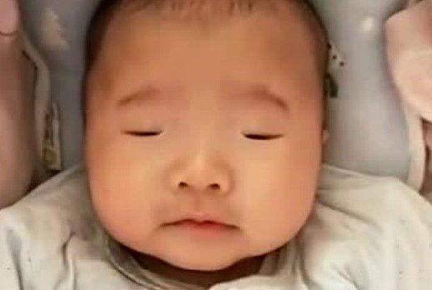 你的育儿经▲宝妈生下7斤男宝，儿子“没眼睛”急坏小两口，医生检查后笑出声