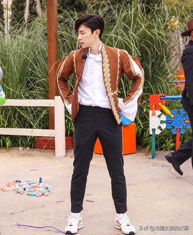 look one:白色衬衣 王子外套 黑色西裤 白色运动鞋邓伦本人的气质是