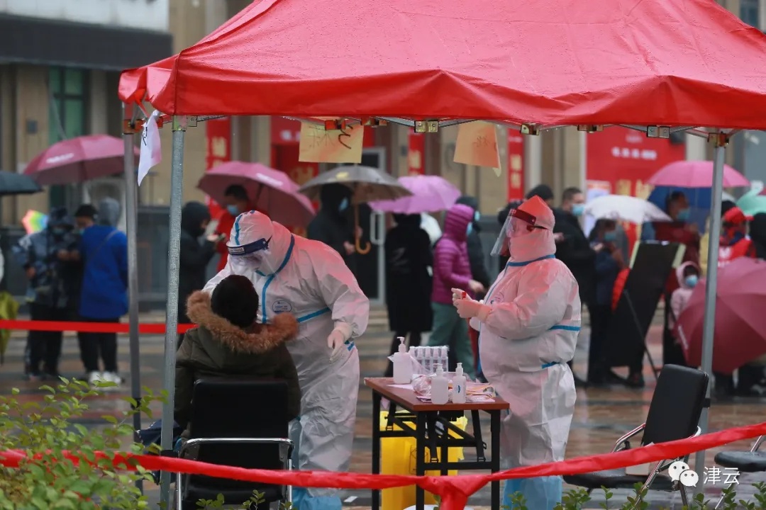 雨雪中全员核酸检测!天津滨海,我们挺你!