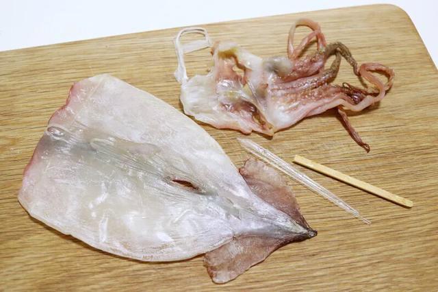 冷冻的鱿鱼在常温下放置10分钟来解冻.