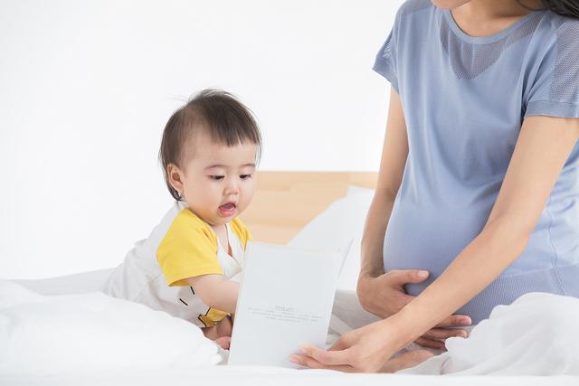 『超级宝妈』两个48岁女人在小区溜娃，一个奶奶一个妈妈，外表差距一言难尽