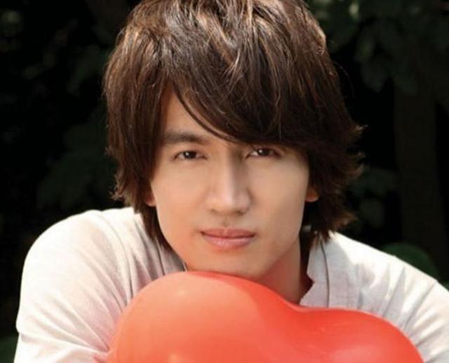 言承旭出道18年都留着长刘海,当他掀起刘海那刻,女粉:打扰了