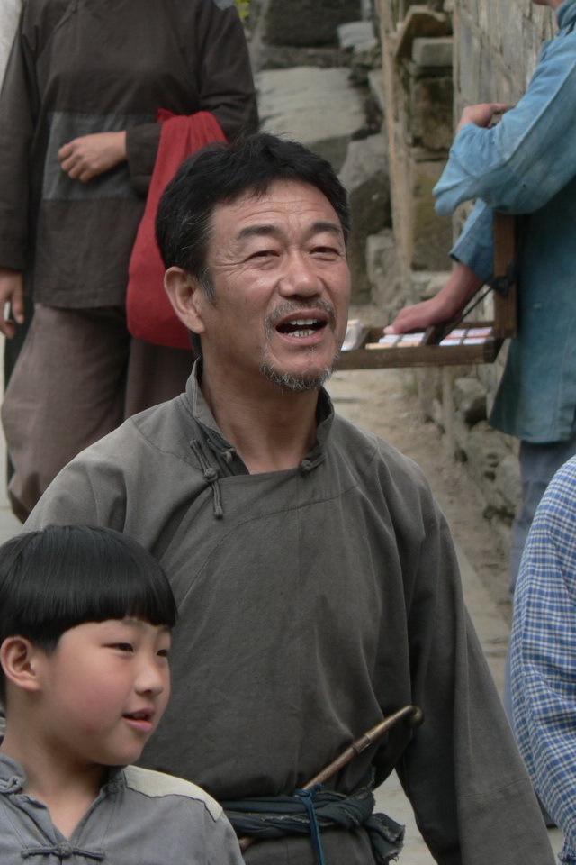 1974年 , 从小喜欢文艺的他考入新疆军区文工团话剧队 , 成为一名