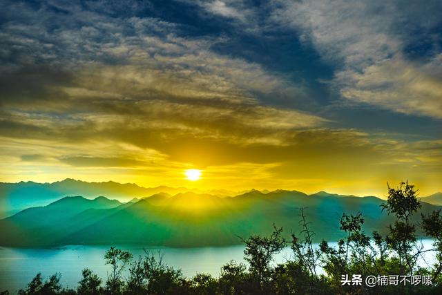 太阳升起来了,强烈的阳光非常的刺眼,很考验相机的宽容度,这种时候最