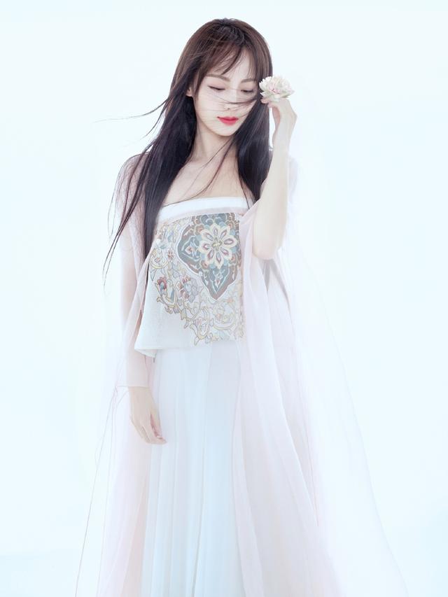 魔法佳人张嘉倪真适合古装,接回及腰长发,穿上粉色轻纱汉服,娇嫩仙气