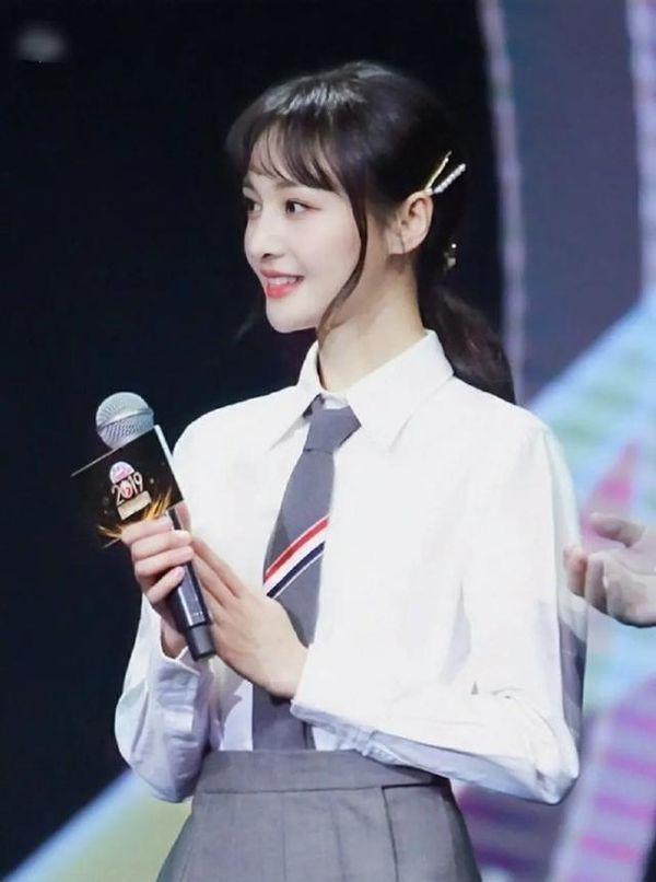 郑爽的校服造型也太好看了,清澈纯净少女感十足,楚雨荨又回来了