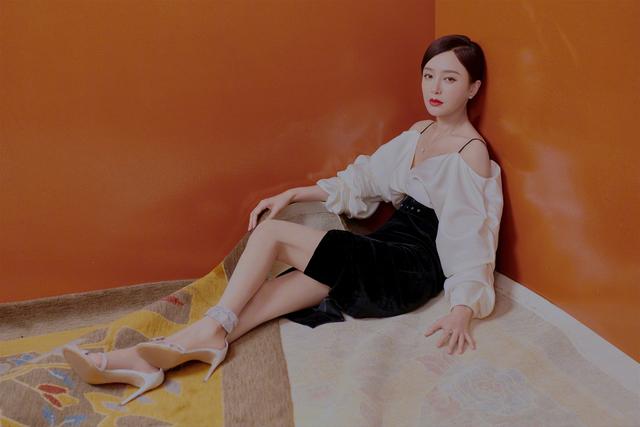 秦岚不愧是"白月光",白色泡泡袖上衣 包臀裙,优雅又唯美