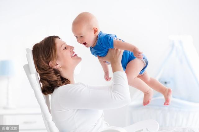 「你的育儿经」对早产儿应当怎么样进行母乳喂养呢？