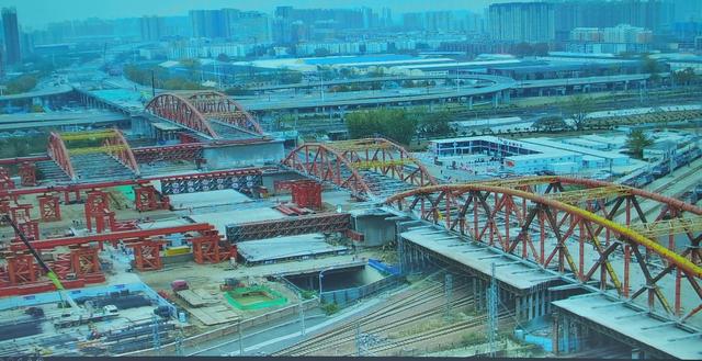 最新进展郑州彩虹桥旧桥首孔62米钢桁拱开始横移拆解施工
