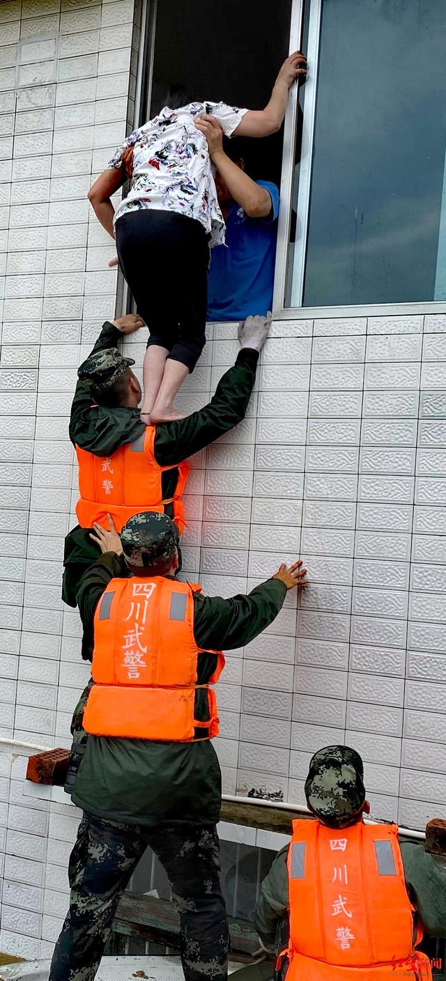 搭人梯救援!武警官兵用这样暖心的方式助群众脱困