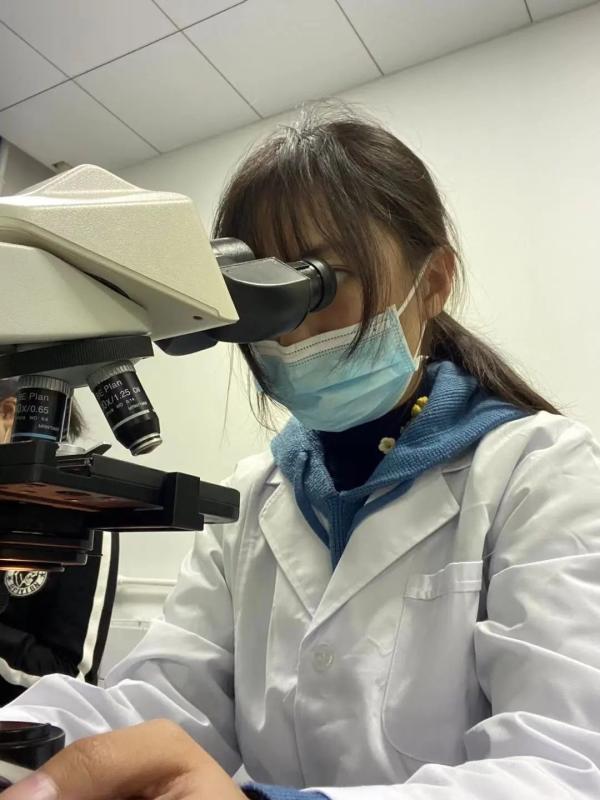 为了找到他,女大学生拖着行李穿越大半个武汉