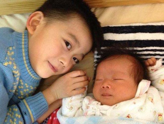 「超级宝妈」妹妹被宝爸训斥后，满脸委屈找哥哥求安慰，网友：你换成姐弟试试