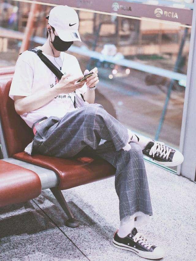 另外 , 还有独特的一点 , 就是下身王一博选择了把裤子扎进了袜子里