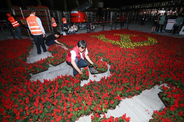4米,宽9.6米……花博园复兴馆"鲜花党旗"红艳艳