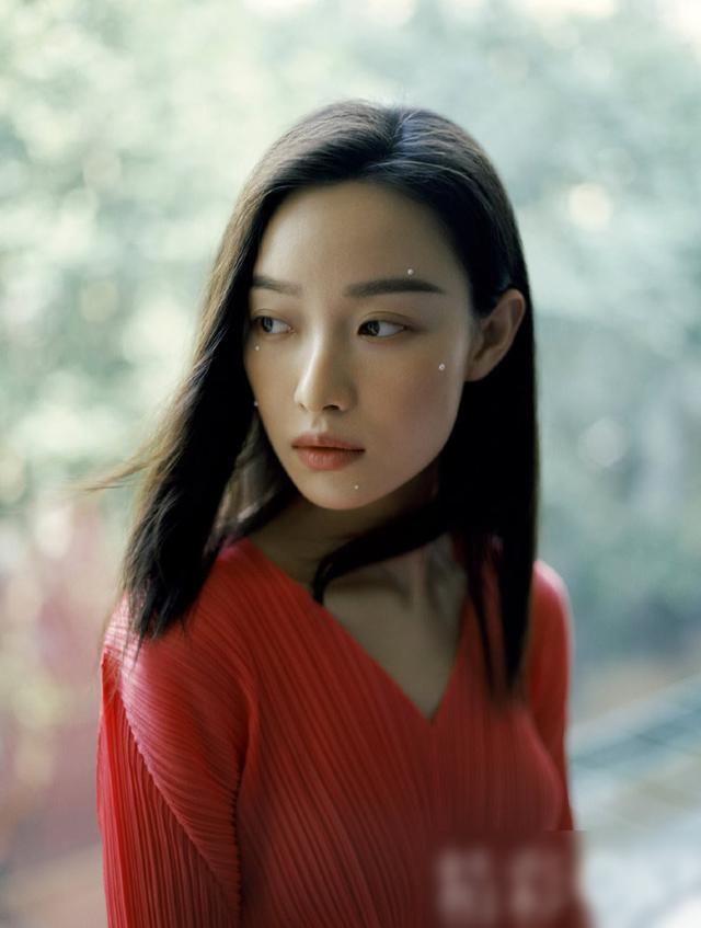 倪妮太有高级感了,驼色吊带礼服裙优雅大气,白t恤牛仔裤很清爽