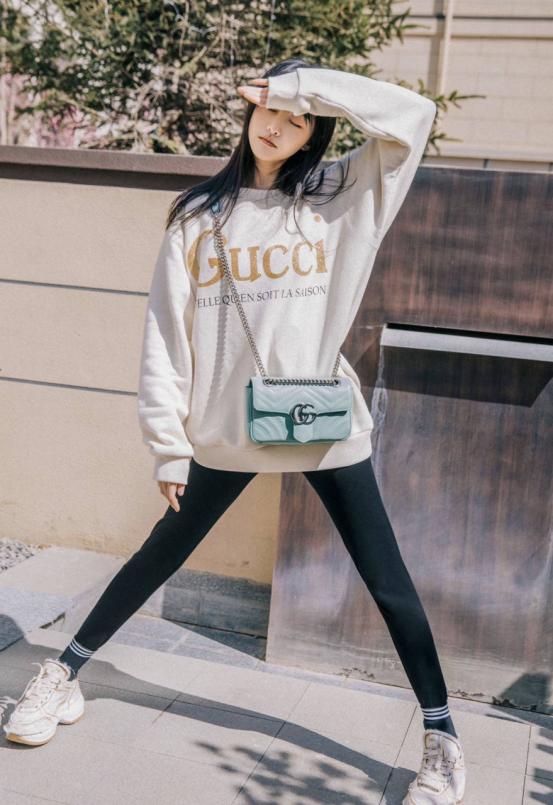 搭配黑色紧身裤,少女感十足 郑爽的居家风